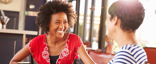 samenwerken-twee vrouwen-lachend-rood shirt